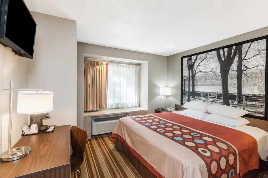 Super 8 by Wyndham Schenectady Albany Area — Guest room