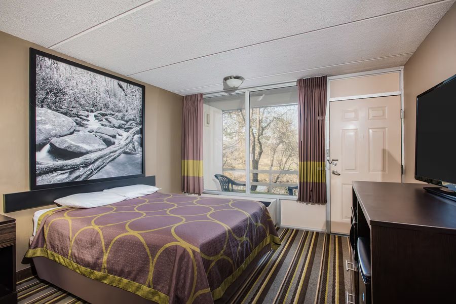 Super 8 by Wyndham Sevierville Riverside — Guest room