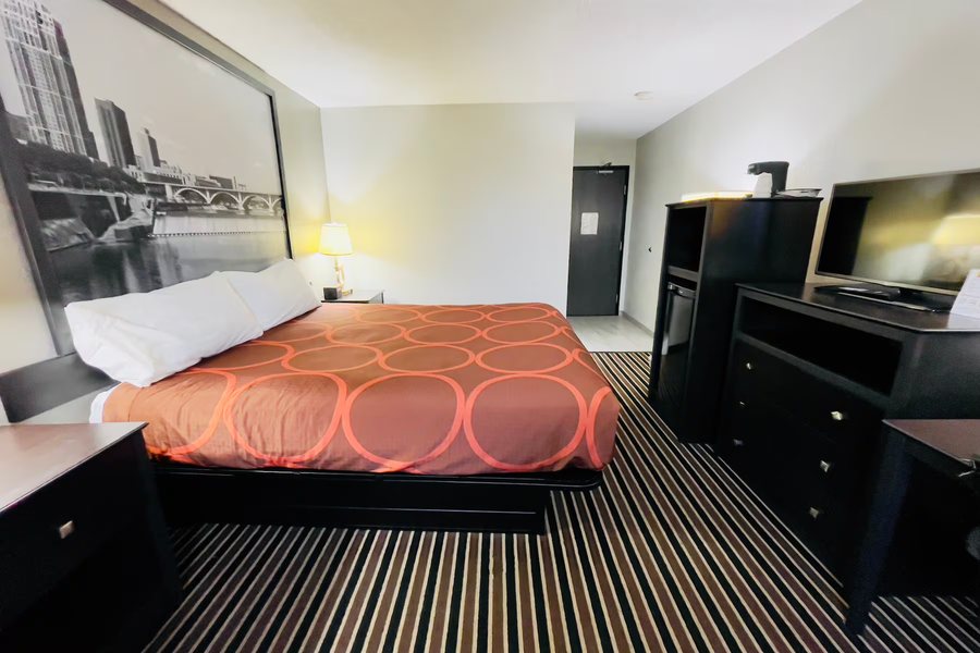 Super 8 by Wyndham Shakopee — Guest room