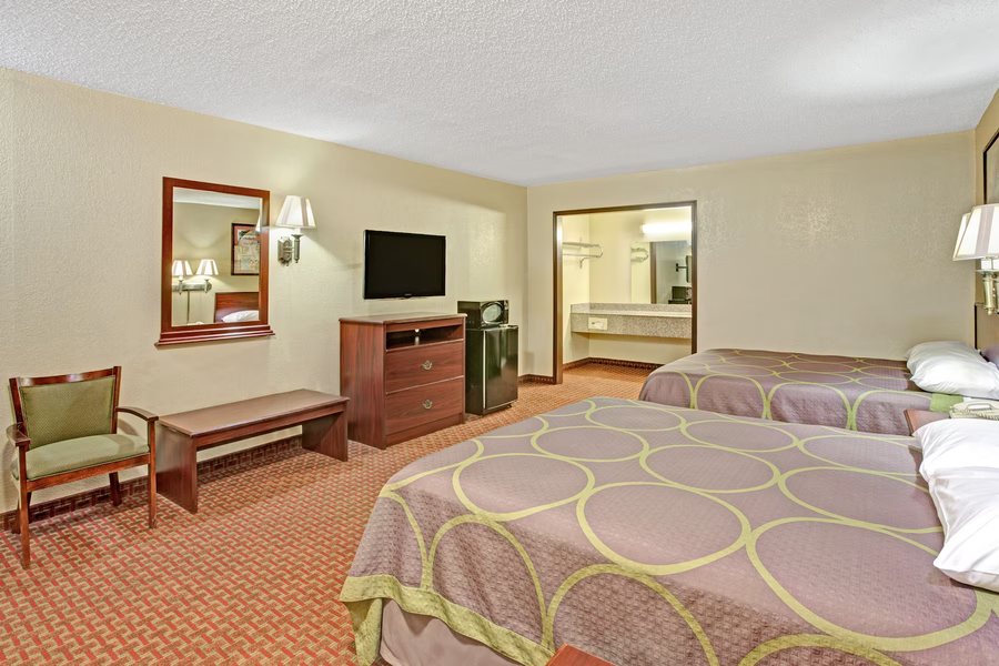 Super 8 by Wyndham Shawnee — Guest room