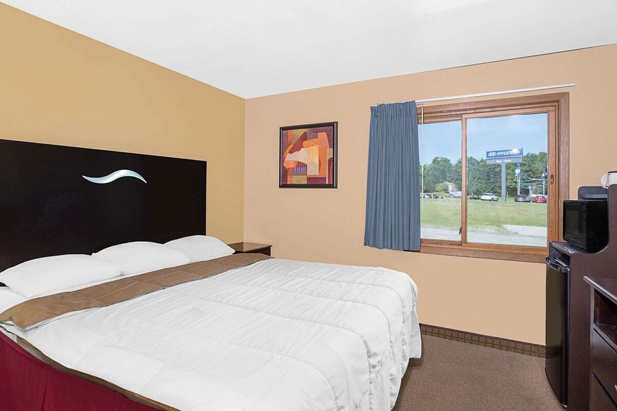 Super 8 by Wyndham Sheboygan WI — Guest room