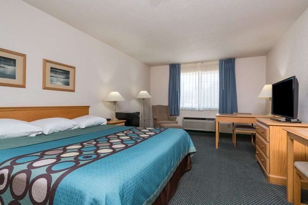 Super 8 by Wyndham Sheldon Sheldon Iowa — Guest room
