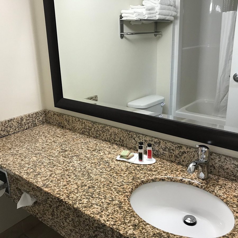 Super 8 by Wyndham Sherwood Park Edmonton Area — Bathroom