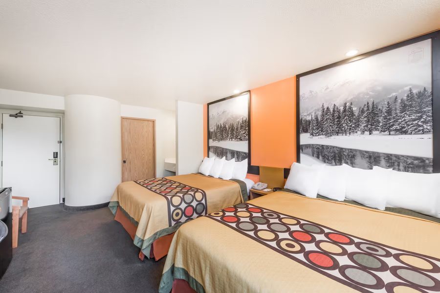 Super 8 by Wyndham Show Low — Guest room