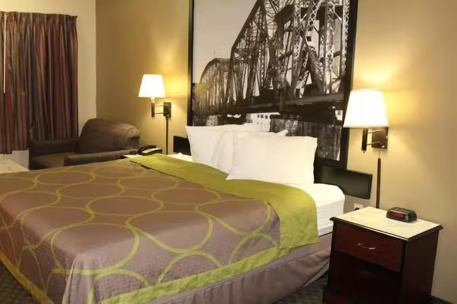 Super 8 by Wyndham Shreveport — Guest room
