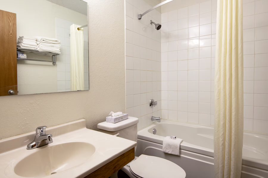 Super 8 by Wyndham Sicamous — Bathroom