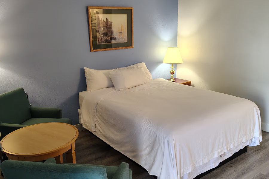 Super 8 by Wyndham Sicamous — Guest room