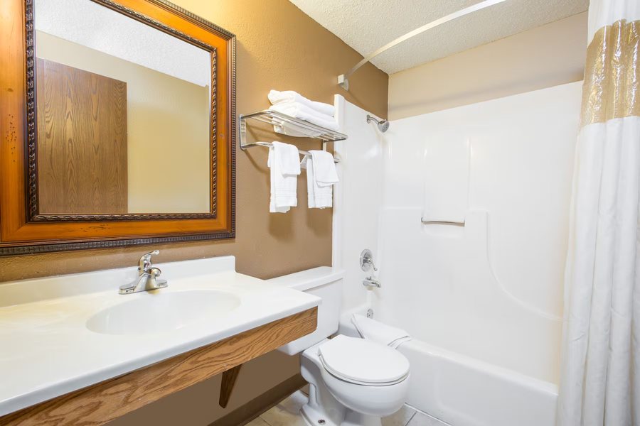 Super 8 by Wyndham Sioux City Morningside Area — Bathroom