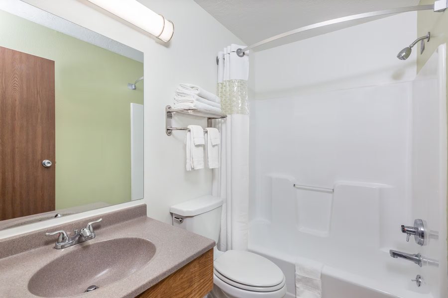 Super 8 by Wyndham Sioux City South — Bathroom