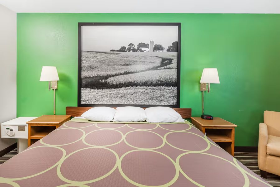 Super 8 by Wyndham Sioux City South — Guest room