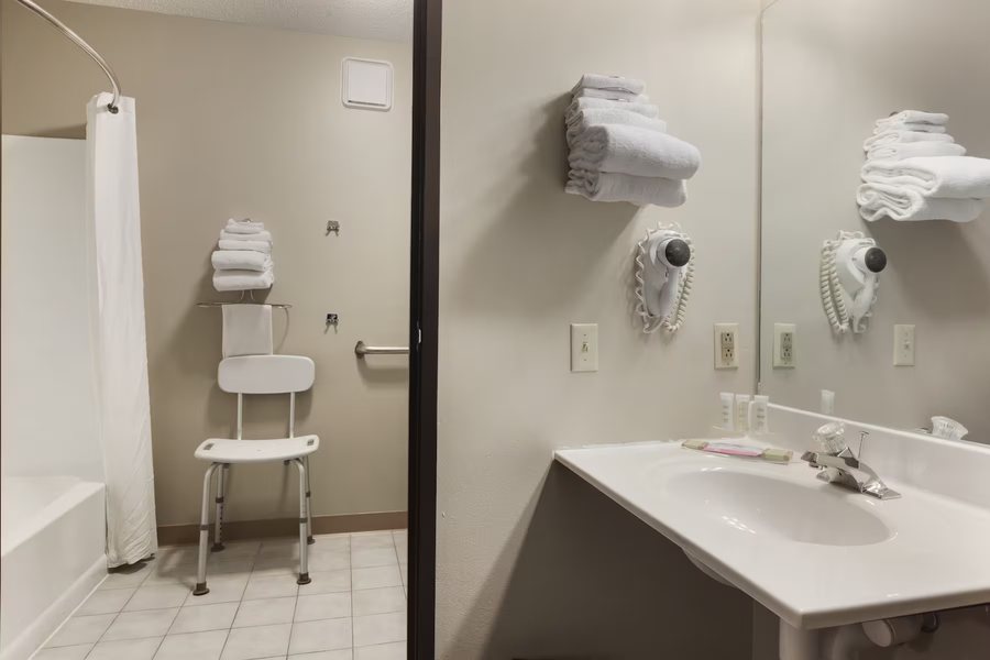 Super 8 by Wyndham Sioux Falls 41st Street — Bathroom