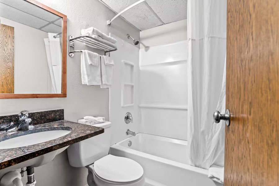 Super 8 by Wyndham Sioux Falls — Bathroom