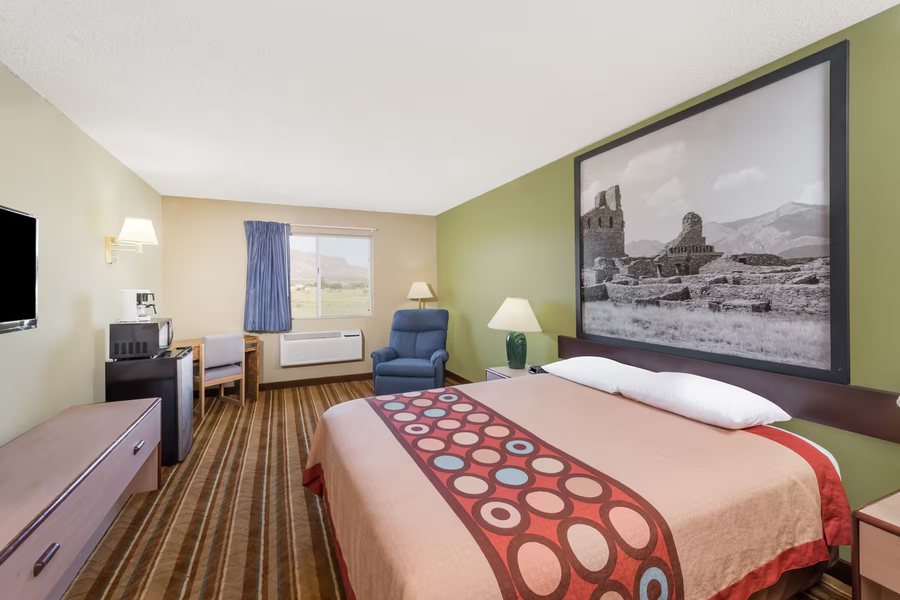 Super 8 by Wyndham Socorro — Guest room