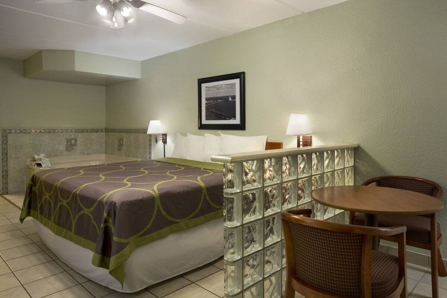 Super 8 By Wyndham South Padre Island — Guest room