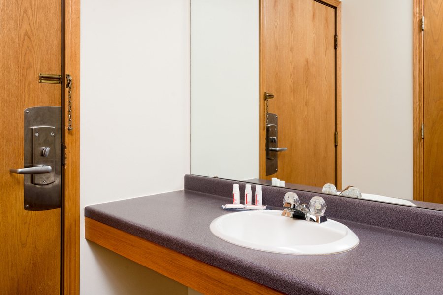 Super 8 by Wyndham Sparta — Bathroom