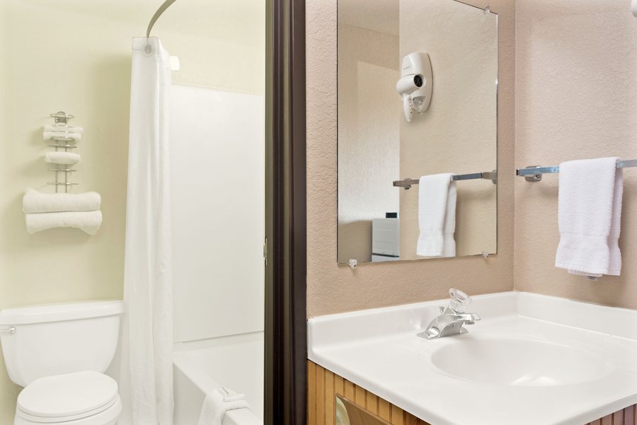 Super 8 by Wyndham Spokane Valley — Bathroom