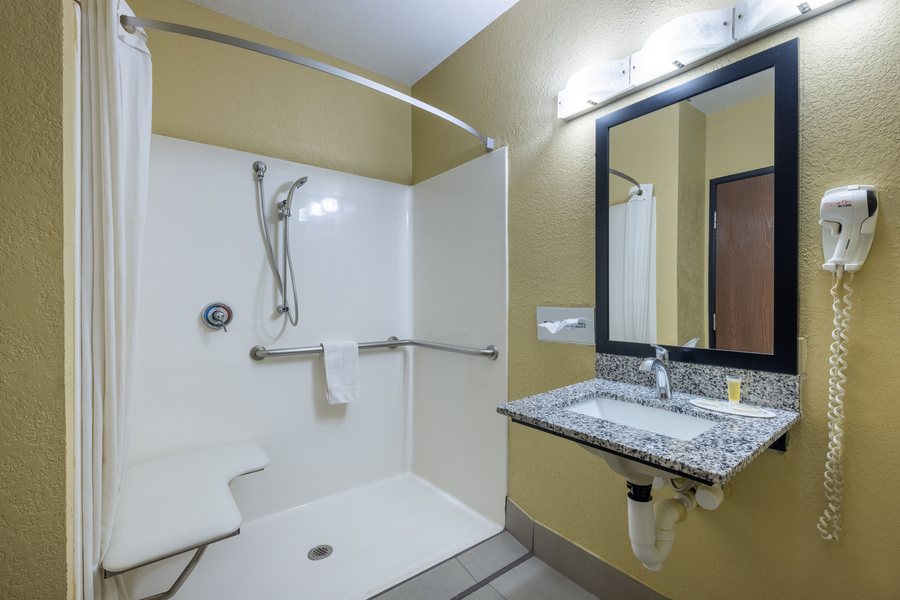 Super 8 by Wyndham Springfield Battlefield — Bathroom