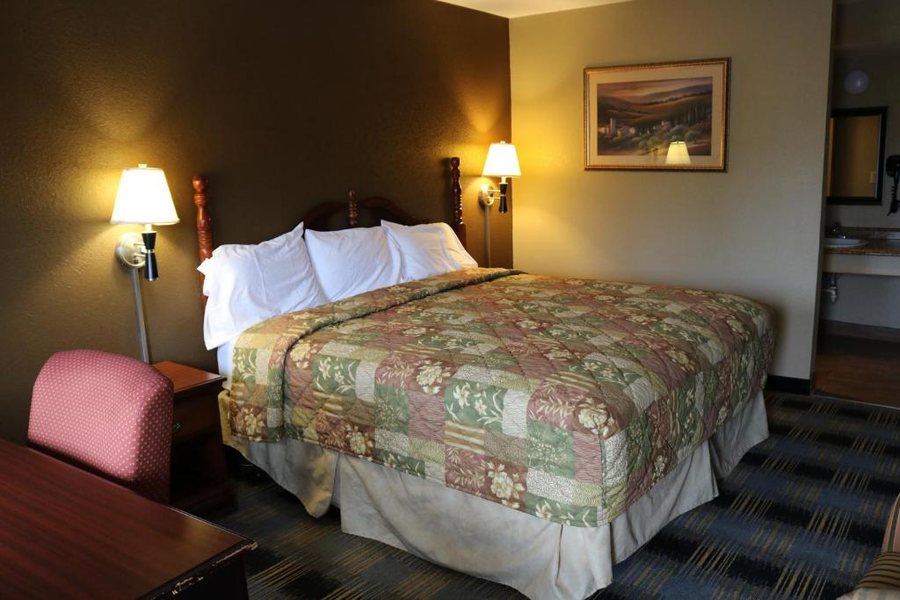 Super 8 by Wyndham Springfield Battlefield — Guest room