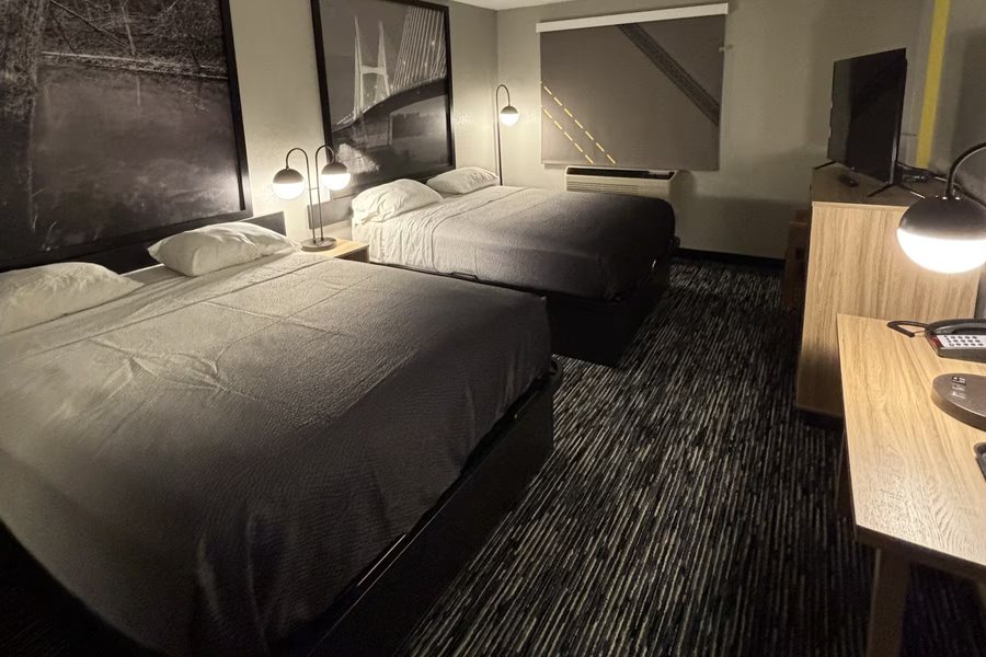 Super 8 by Wyndham Springfield North I 44 — Guest room