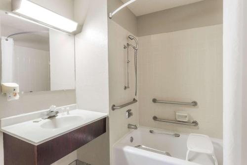 Super 8 by Wyndham St Charles — Bathroom
