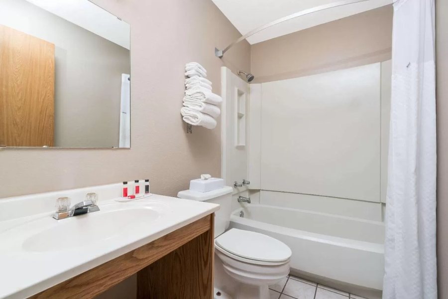 Super 8 by Wyndham St Cloud — Bathroom