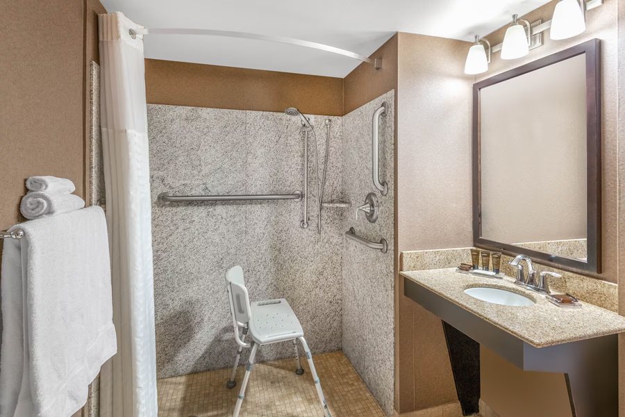 Super 8 by Wyndham St George UT — Bathroom