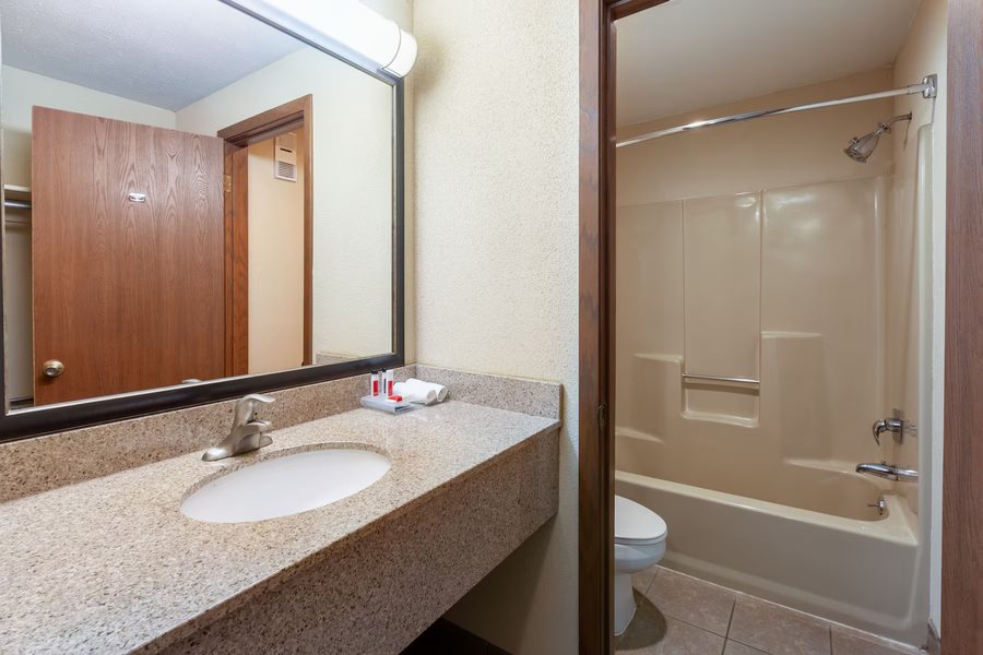 Super 8 by Wyndham St Ignace — Bathroom
