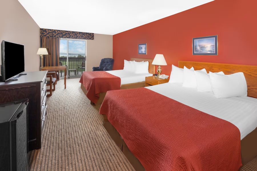 Super 8 by Wyndham St Ignace — Guest room