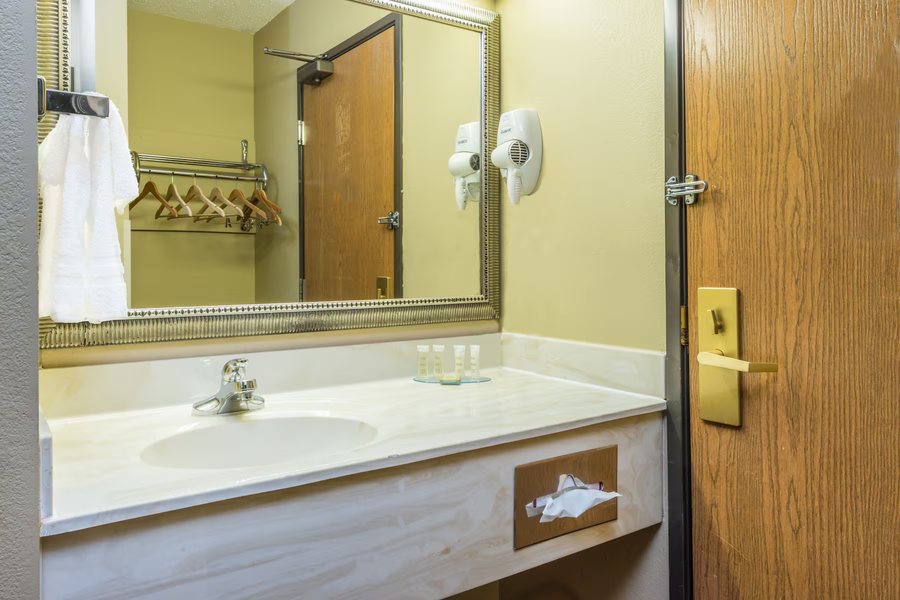 Super 8 by Wyndham St Louis North — Bathroom