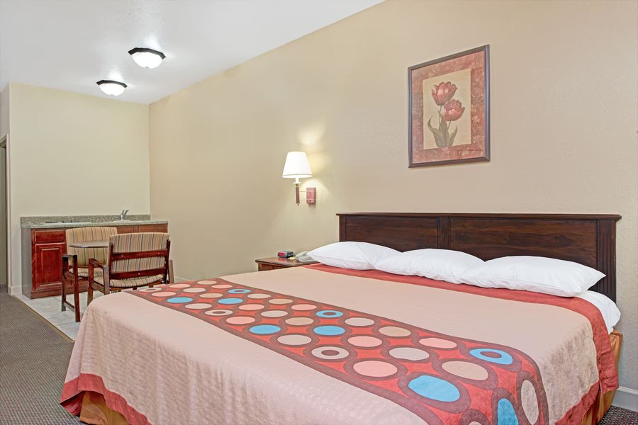 Super 8 by Wyndham St Louis North — Guest room