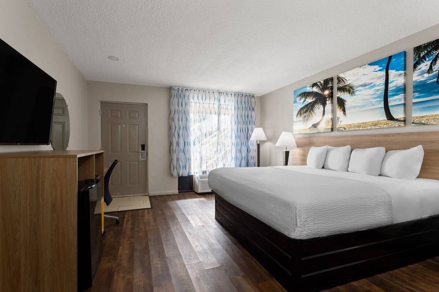 Super 8 by Wyndham St Petersburg — Guest room