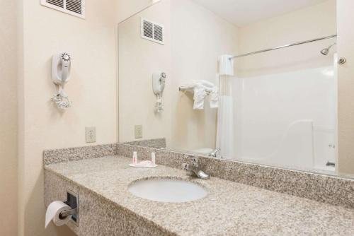 Super 8 by Wyndham St Robert Ft Leonard Wood Area — Bathroom