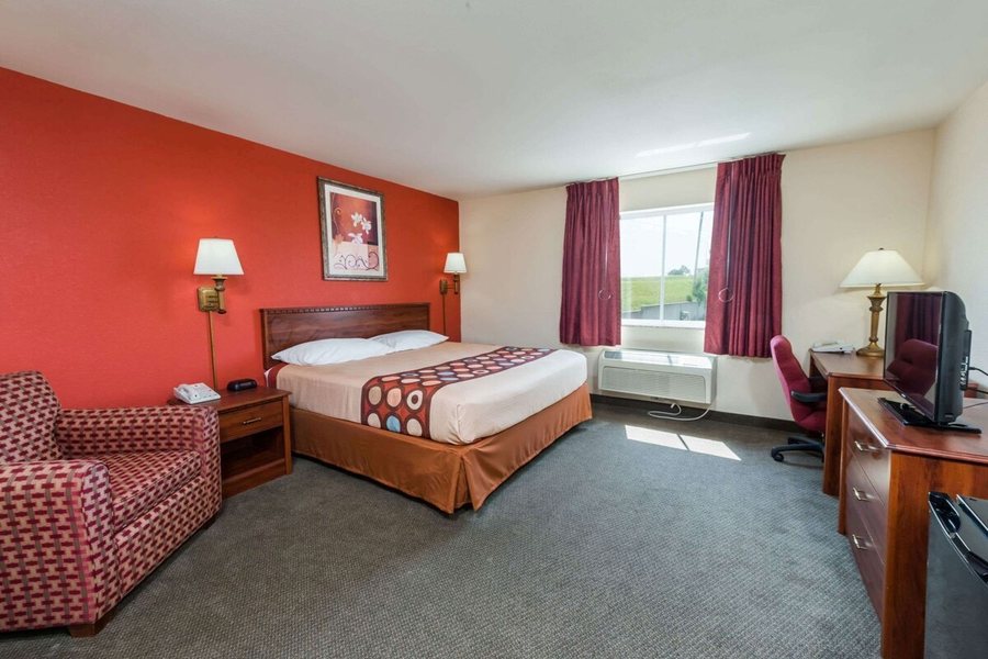 Super 8 by Wyndham St Robert Ft Leonard Wood Area — Guest room