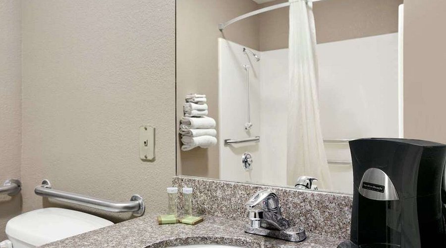 Super 8 by Wyndham Stafford Sugarland Area — Bathroom