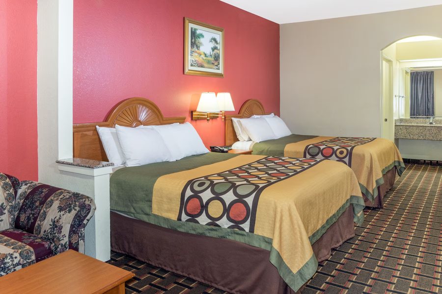 Super 8 by Wyndham Stafford Sugarland Area — Guest room