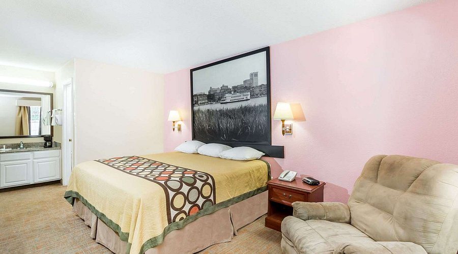 Super 8 by Wyndham Statesboro — Guest room
