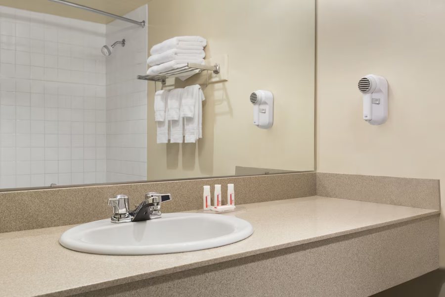 Super 8 by Wyndham Stephenville — Bathroom
