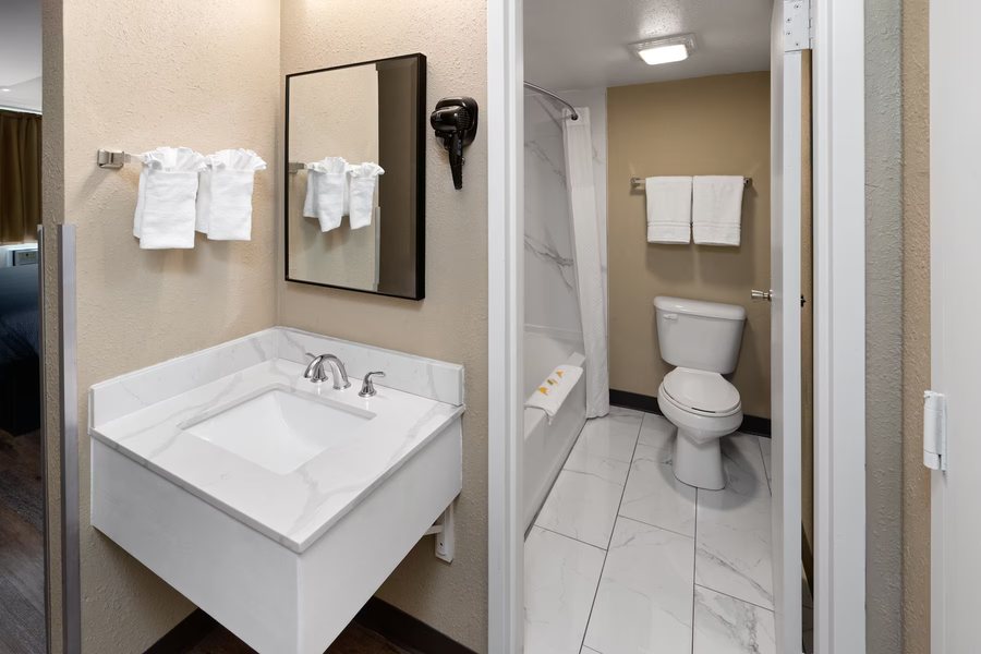 Super 8 by Wyndham Sterling CO Sterling Colorado — Bathroom