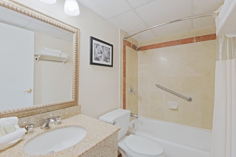 Super 8 by Wyndham Sturbridge — Bathroom
