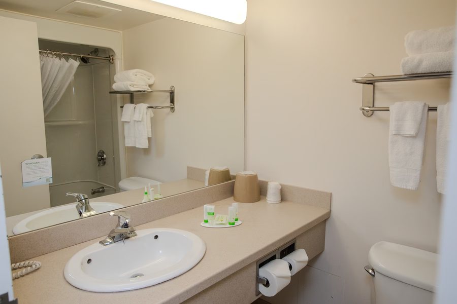 Super 8 by Wyndham Sturgeon Bay — Bathroom
