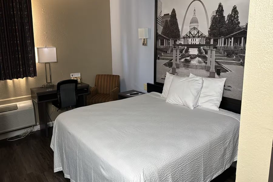 Super 8 by Wyndham Sullivan — Guest room