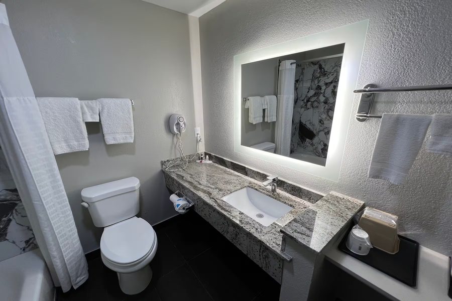 Super 8 by Wyndham Sulphur — Bathroom