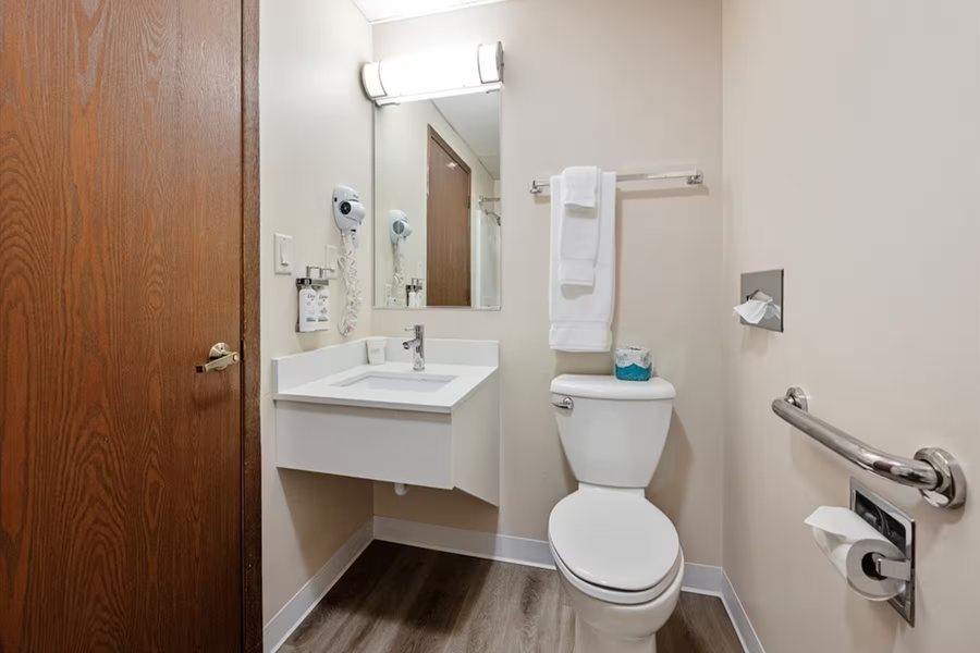 Super 8 by Wyndham Superior WI — Bathroom