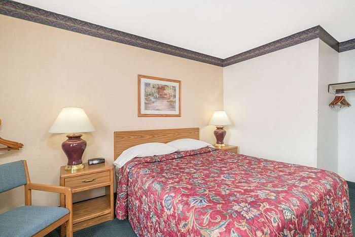Super 8 by Wyndham Superior WI — Guest room