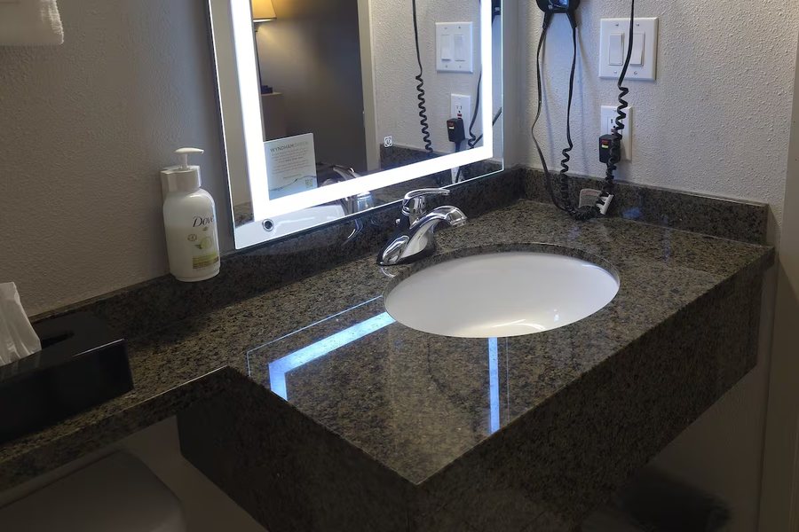 Super 8 by Wyndham Swift Current — Bathroom