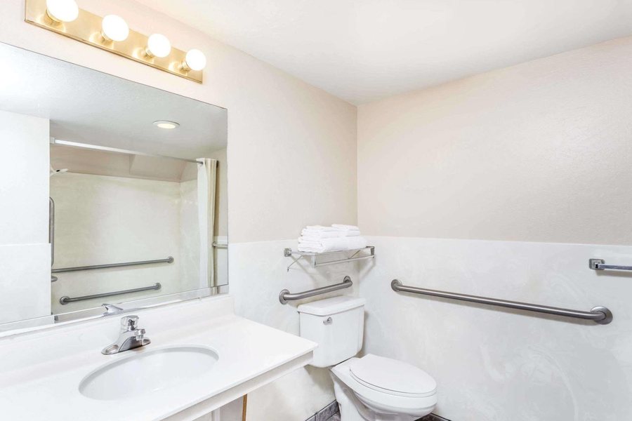 Super 8 by Wyndham Tempe ASU Airport — Bathroom