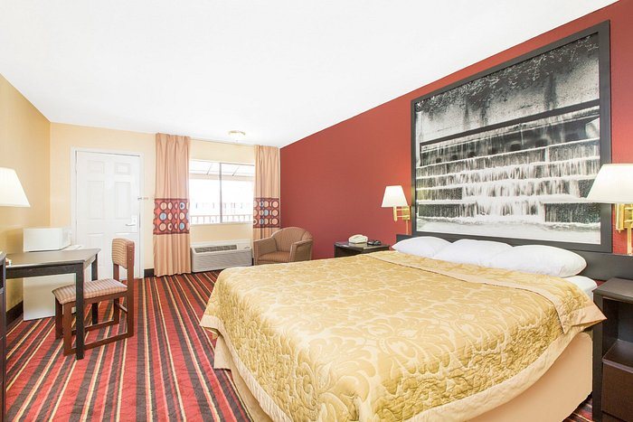 Super 8 by Wyndham Temple — Guest room