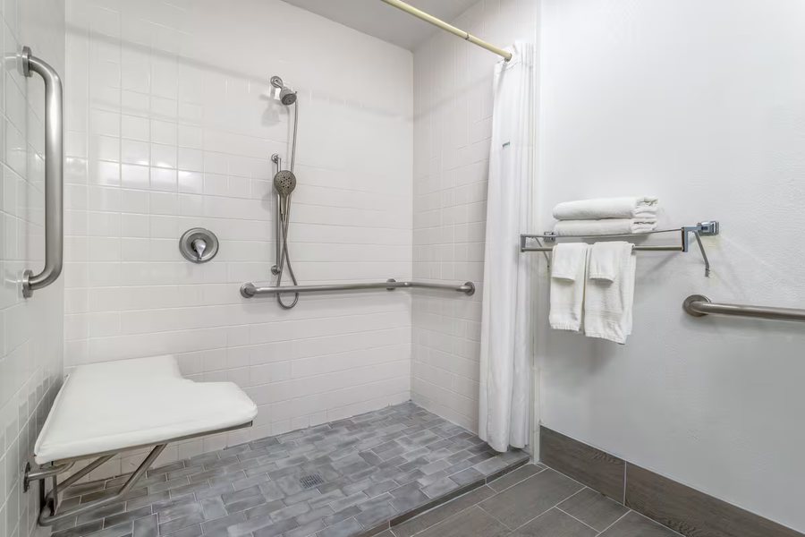 Super 8 by Wyndham the Dalles OR — Bathroom