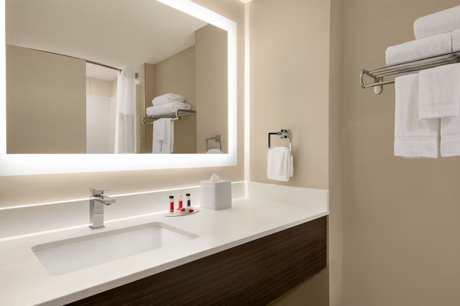Super 8 By Wyndham Tomah — Bathroom