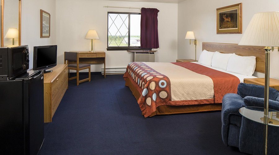 Super 8 By Wyndham Tomah — Guest room